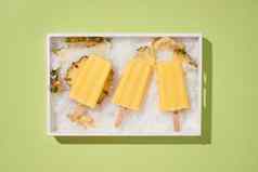 黄色的水果冰棍托盘前视图夏天情绪