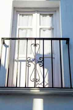 时尚的阳台金属栏杆固体建筑元素的地方休息放松古董装饰