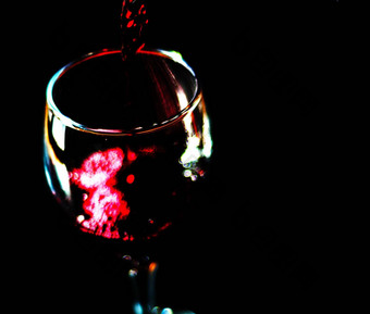 倒红色的酒玻璃庆祝活动时刻玻璃酒精致的酒美食家