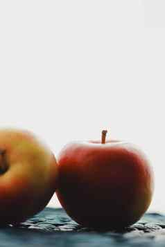 新鲜的成熟的小苹果水果有机食物