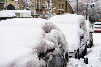 汽车覆盖雪雪秋天一年冬天概念雪汽车停街<strong>深层</strong>雪