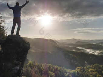 旅行者山<strong>峰会</strong>享受空中视图雾