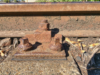 损坏的木铁路卧铺火车通过了长时间
