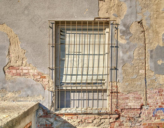 brick-lined窗口被遗弃的房子