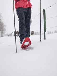 雪鞋徒步旅行土地活跃的户外男人。上涨农场范围