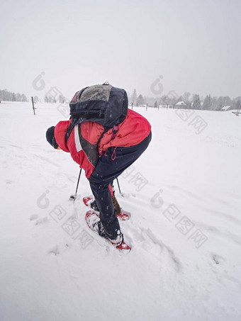 雪鞋徒步旅行土地活跃的户外男人。<strong>上涨</strong>农场范围