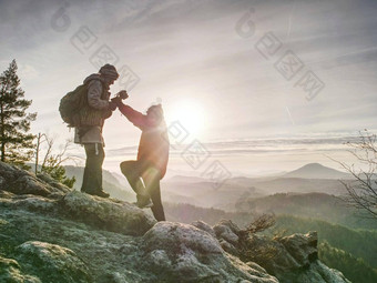 一对旅行者峰小道摄影师男人。女人