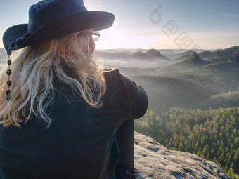 女人徒步旅行者皮革他征服<strong>最高峰</strong>女人徒步旅行者旅行自然山景观