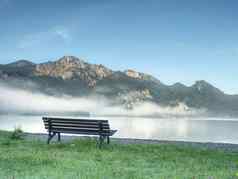 板凳上树湖海岸山背景