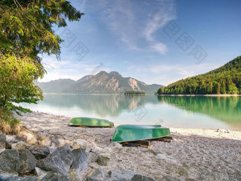 上行钓鱼桨船银行阿尔卑斯山脉湖光滑的水平