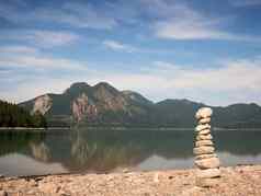 平衡石头倒海岸蓝色的水山湖
