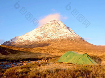 绿色帐篷雪山峰希格兰苏格兰不可思议的阳光明媚的冬天一天