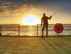 旅游渡船船摩尔日出日落温暖的颜色