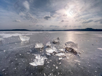 冰打破浮冰冻湖日落天空