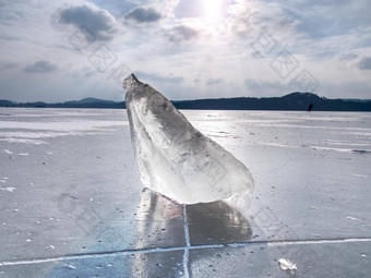 冰山一块雪浮冰浮动开放海洋粉红色的日落