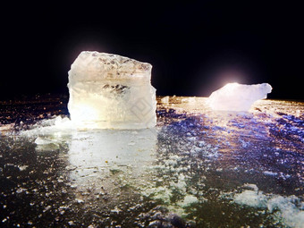 冰山冰浮冰反映了晚上光平冰冷的水平沉默湾