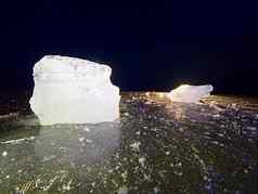 冰冷的冬天景观厚冰覆盖上岸坠毁冰浮冰