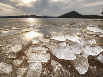 破碎的浮冰冰山大冰一块淡水冰破碎的
