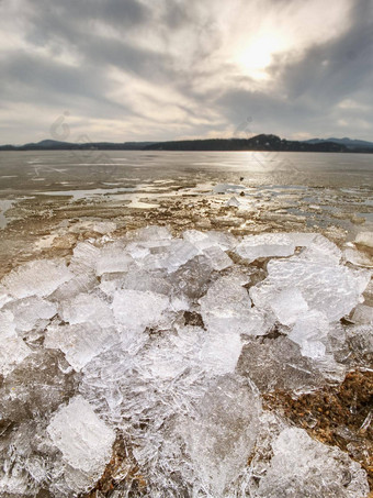 堆闪亮的<strong>冰海</strong>滩冰湾覆盖强大的风泥泞的海滩