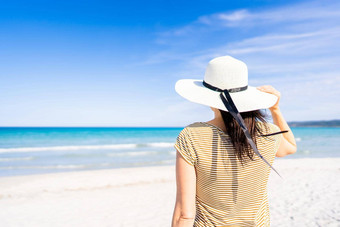 热带海旅行阿德横幅风格认不出来女人持有白色大他手蓝色的海洋水站白色丝绸沙子蓝色的天空逃避<strong>日常生活</strong>