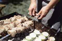 烹饪烤烤肉串金属串肉扦新鲜的肉烧烤烤肉