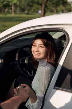 年轻的微笑女人键车概念车租赁