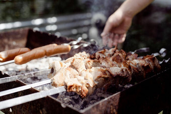 关闭烤肉<strong>串串</strong>男人。烧烤肉在户外