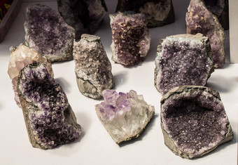 生紫罗兰色的紫<strong>水晶</strong>岩石<strong>水晶</strong>阿梅斯特