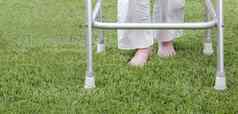 上了年纪的女人走光着脚治疗草后院