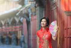 女旅游中国人传统的服装丽江小镇云南中国