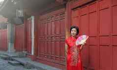 女旅游中国人传统的服装丽江小镇云南中国