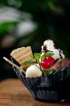 美食有机巧克力草莓冰奶油圣代甜点