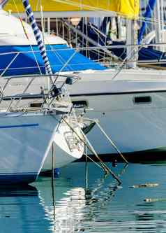 特写镜头游艇游艇电动机船锚定港热一天蓝色的水玛丽娜蓝色的天空