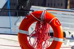橙色救生圈一边船至关重要的工具拯救生命的海