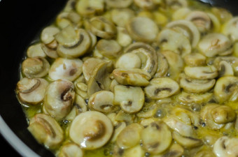 切片蘑菇炸黄油锅素食者菜