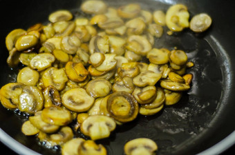 切片蘑菇炸黄油锅素食者菜