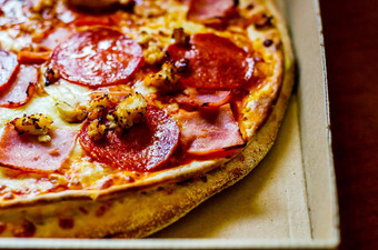 美味的披萨纸板披萨交付首页特殊的包装