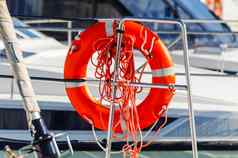 橙色救生圈一边船至关重要的工具拯救生命的海