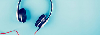 耳机音乐孤立的蓝色的背景设备耳机声音立体声设备娱乐听沟通平躺前视图电子附件对象