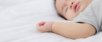肖像亚洲婴儿女孩睡觉床上卧室首页新生儿打盹舒适的放松婴儿是清白的睡觉前快乐蹒跚学步的可爱的增长孩子情感在室内