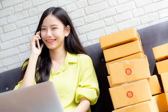 年轻的亚洲女人企业家会说话的客户移动PC电脑订单购买在线首页物流交付在线购物女卖方业务锻造