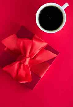 奢侈品美礼物盒子咖啡红色的平铺