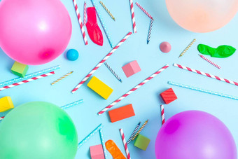 色彩斑斓的生日聚会，派对设计明亮的庆祝活动规划的想法浮华的装饰气球五彩纸屑蜡烛庆祝节日设计聚会，派对