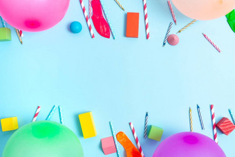 色彩斑斓的生日聚会，派对设计明亮的庆祝活动规划的想法浮华的装饰气球五彩纸屑蜡烛庆祝节日设计聚会，派对