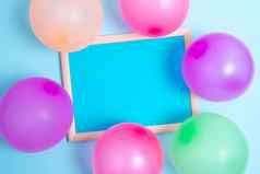 色彩斑斓的聚会，派对邀请设计明亮的庆祝活动规划的想法浮华的装饰气球五彩纸屑蜡烛庆祝节日设计聚会，派对