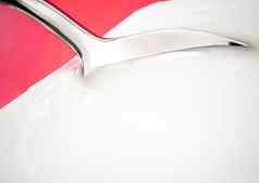 酸奶杯银勺子红色的背景白色塑料容器酸奶奶油新鲜的乳制品产品健康的饮食营养平衡