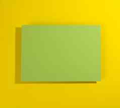 空白绿色表纸黄黄色背景影子