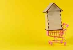 木房子金属微型车黄色的背景真正的房地产购买概念抵押贷款