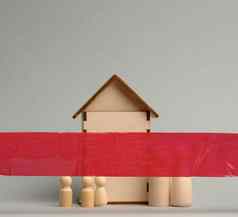 家庭木数据木房子红色的丝带灰色的背景检疫概念封锁流感大流行疫情