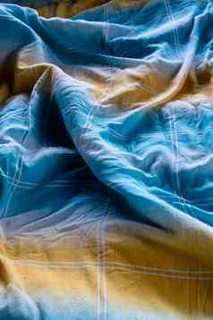 色彩斑斓的毯子恢复原状床上放牧光